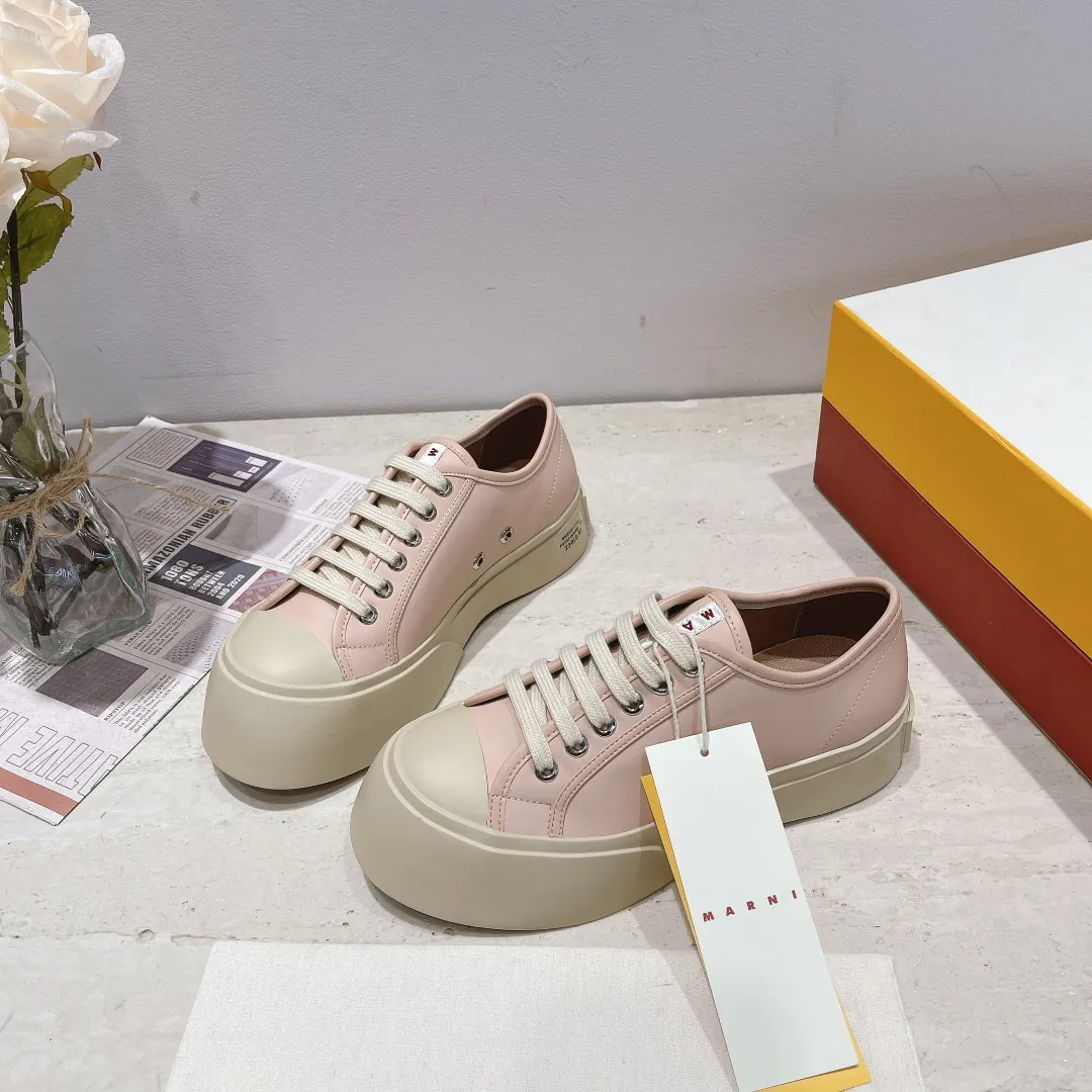 👟👟Ex-factory price 480👟👟Marni classic Mona fat-toe thick-soled shoes [Rose] Latest colorful double-cover packaging [Rose] Mainly recommended single product Cute and cute one, cute and fashionable taste, very good-looking on the feet ❗ Tired of regular white shoes, a pair of these thick-soled big-toe shoes can satisfy daily wear and full of street style. ————————- Upper: cowhide lining: crystal sheepskin. Outsole: The correct version of the outsole! The color is beige, not completely white. The bottom is 5cm thick. Number of yards: 35-39 (34.40 yards are custom-made and cannot be returned or exchanged)